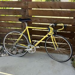 Vintage Schwinn Road Bike – Smooth Ride, Just Needs a Little TLC!