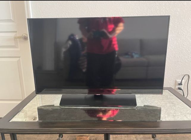 SAMSUNG SWIVEL TV 40 Inch (COMES with Fire stick) 