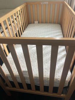 Wooden Baby Crib with Mattress