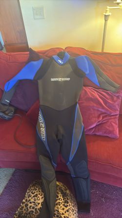Women small wetsuit and flippers (med)