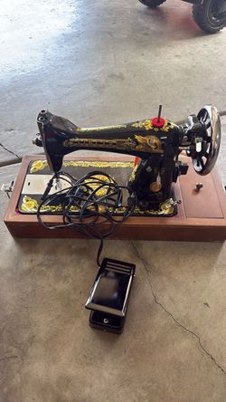 Singer Vintage Sewing Machine with Foot Pedal