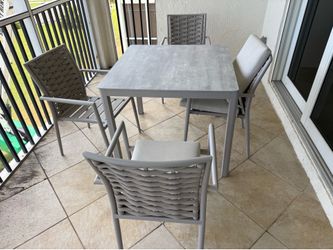 Patio outdoor table with 4 chairs $100