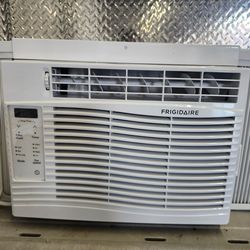 LIKE NEW 5,000 BTU AC AIR CONDITIONER WITH REMOTE