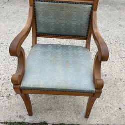 ANTIQUE CHAIR 