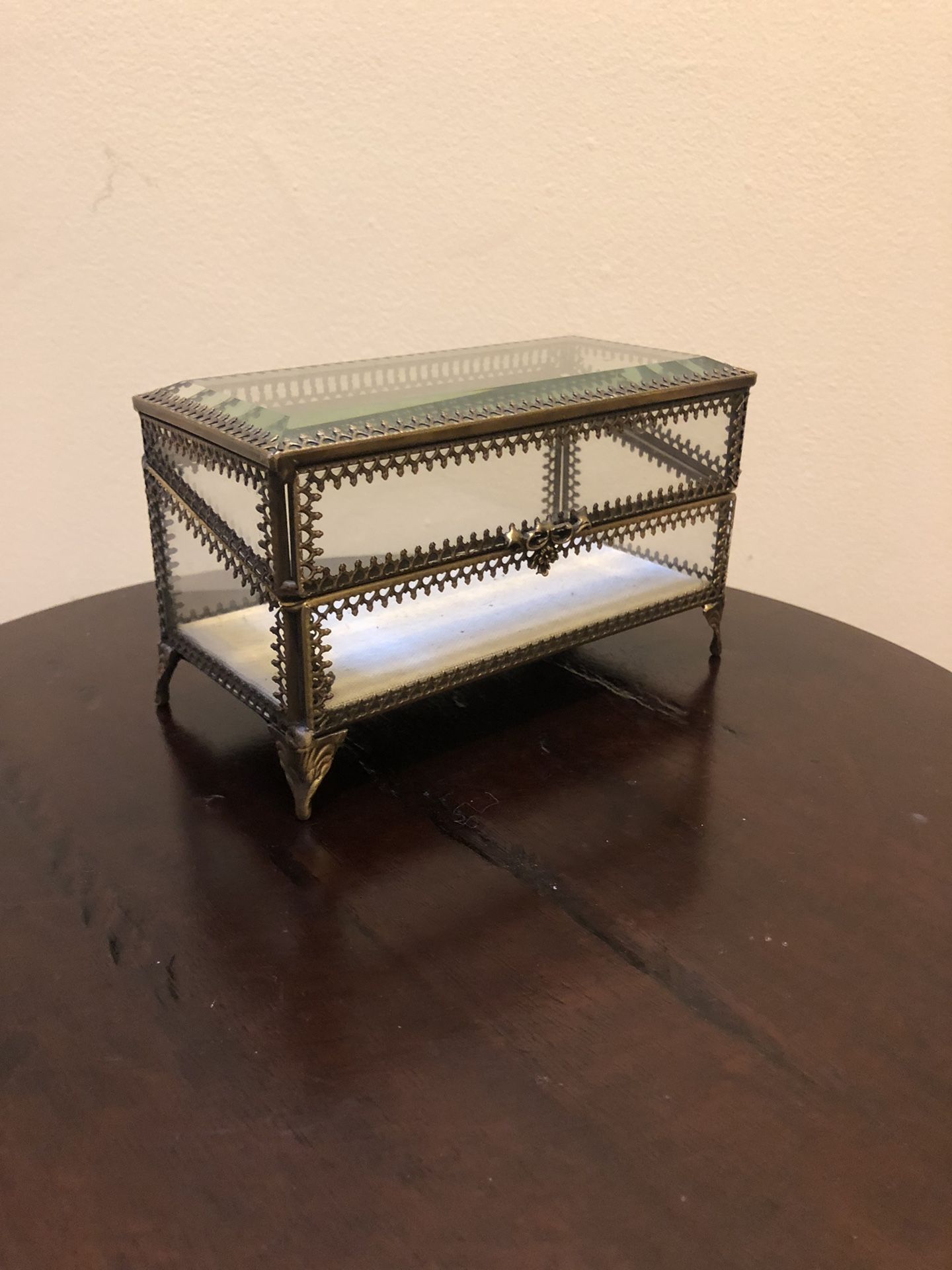 Glass jewelry case