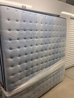 Brand-new Sealy Posturepedic Plus King mattress