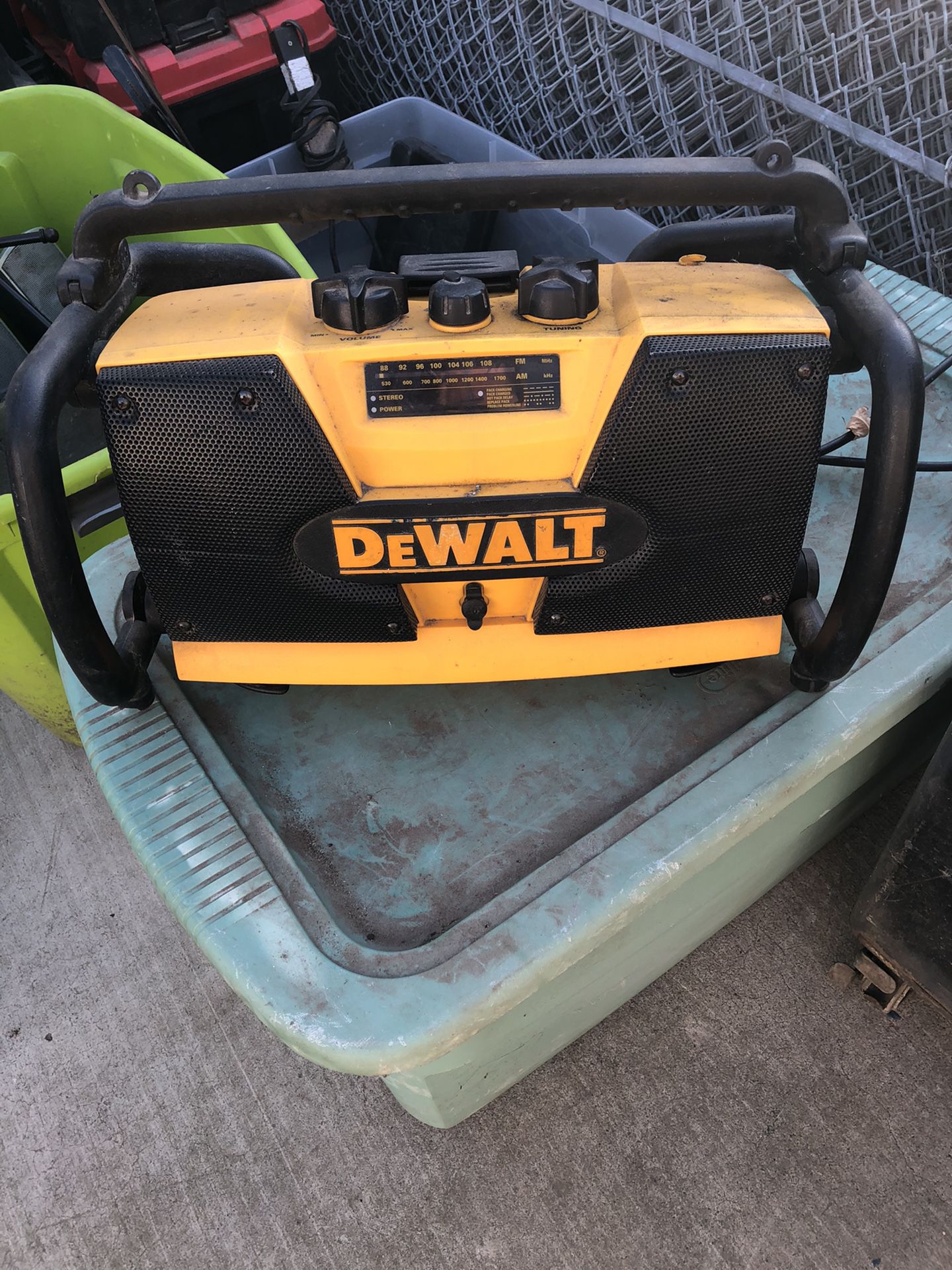 Dewalt radio and battery charger (missing antenna)