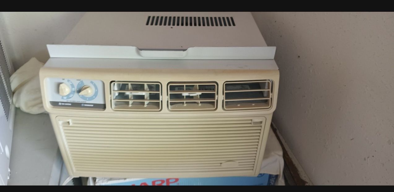 Window Air Conditioner 8000 BTU 22”W. 22”D. 14”H