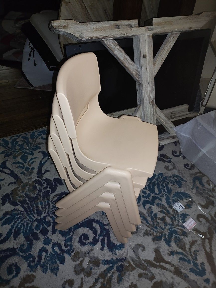 Set Of 4 Kids Plastic Chairs NEW