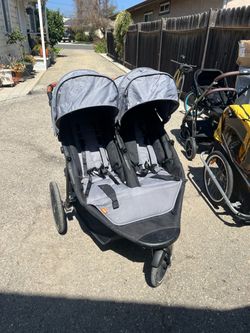 Double jogging stroller