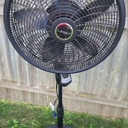 Lasco 3- Speed Remote Control Fan
