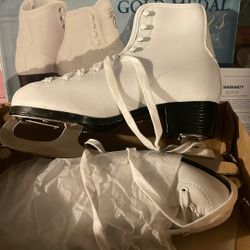 New in Box Women’s Ice Skates Size 8