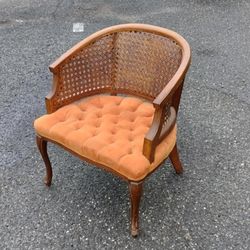 Vintage seat with wood and woven mesh backing