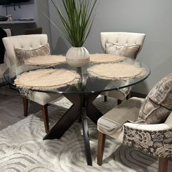 Round table 4 chairs 