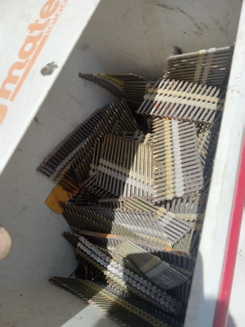 1 Hielerita Llena De Clavos Para Framing