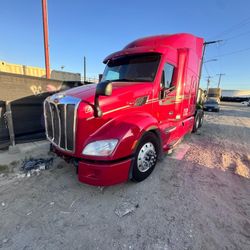 2016 Peterbilt 579 *FOR PARTS *