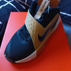 Kids Size 1Y Nike team hustle D12 BRAND NEW NEVER WORN