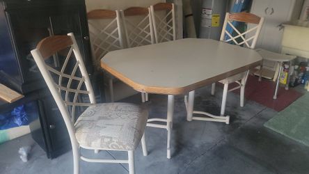 Kitchen Tablea And  6 Chairs 