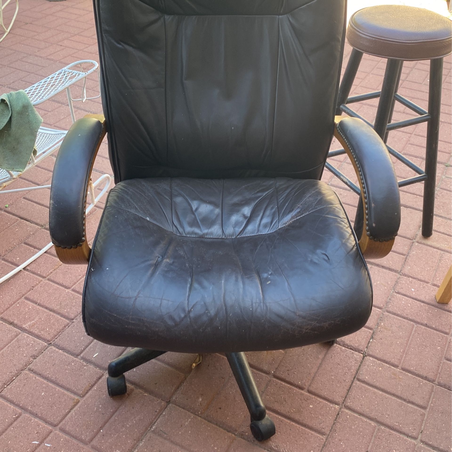 Silla Giratoria Grande De Piel $15.00