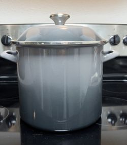 Le Creuset 6 qt Stockpot, used once