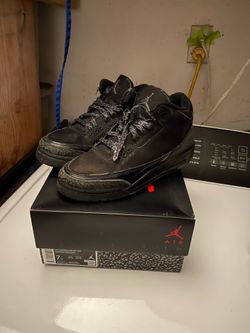 Black Air Jordan 3 Retro sneakers, size 7Y.