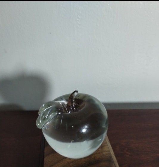 VINTAGE ART GLASS APPLE PAPERWEIGHT 4.5"×3" - M11