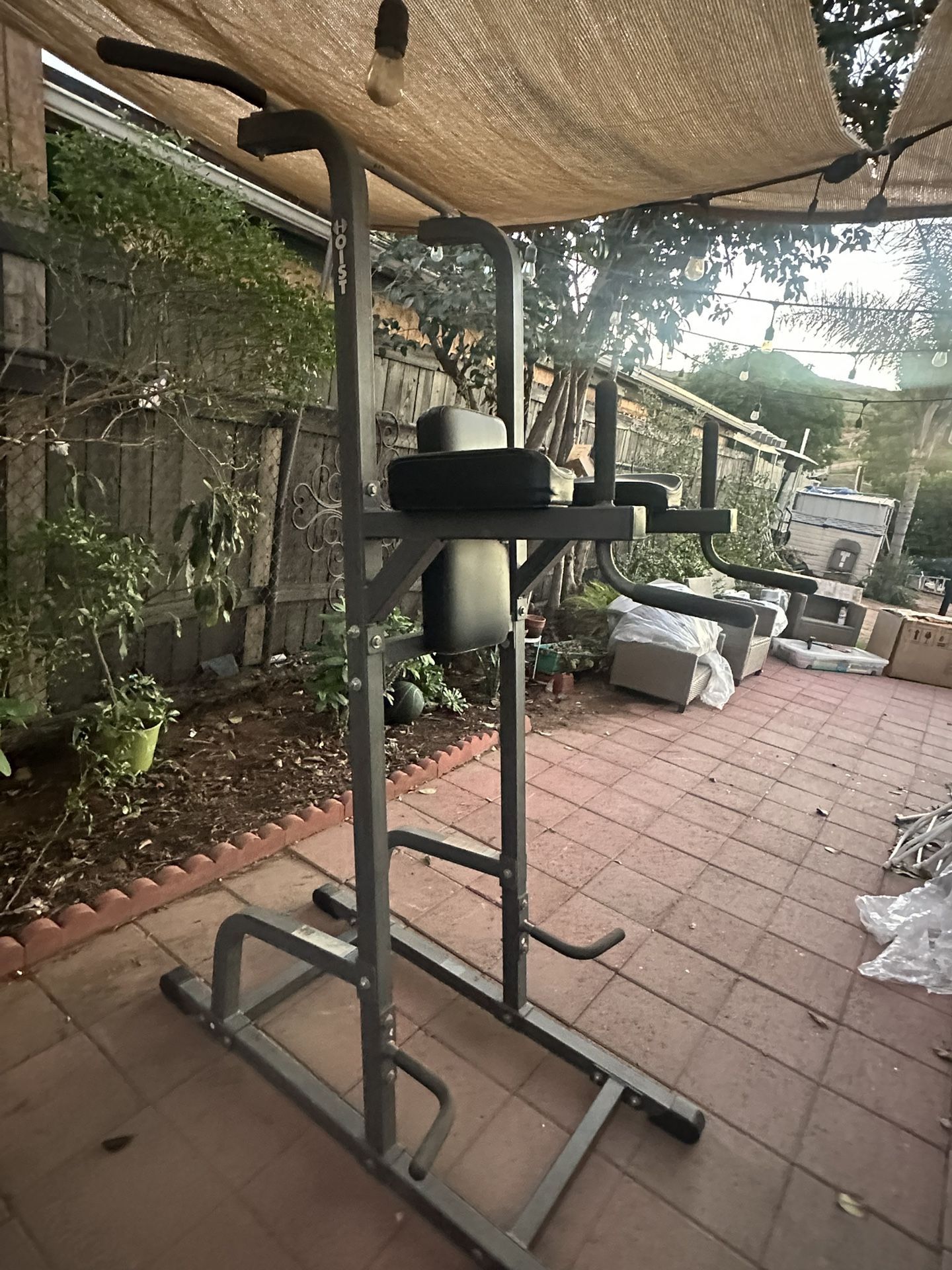 HOIST POWER TOWER GYM