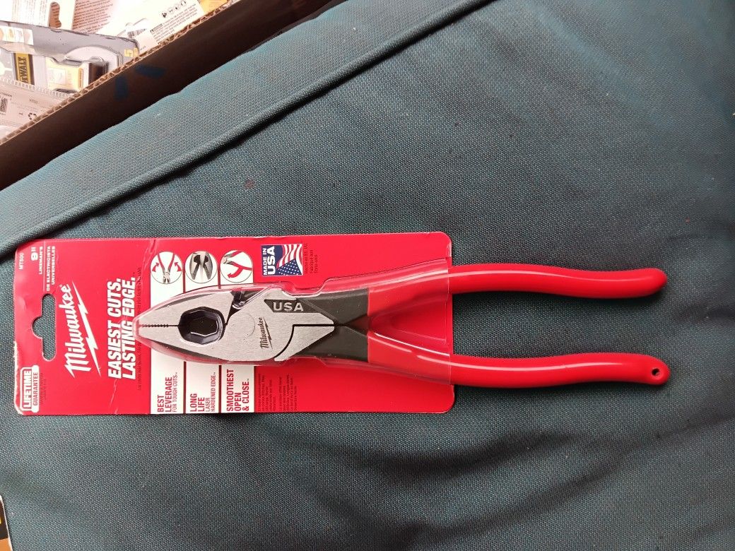 Milwaukee 9-in Linemen's Pliers