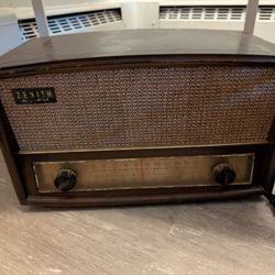 Antique Zenith AM/FM tube radio
