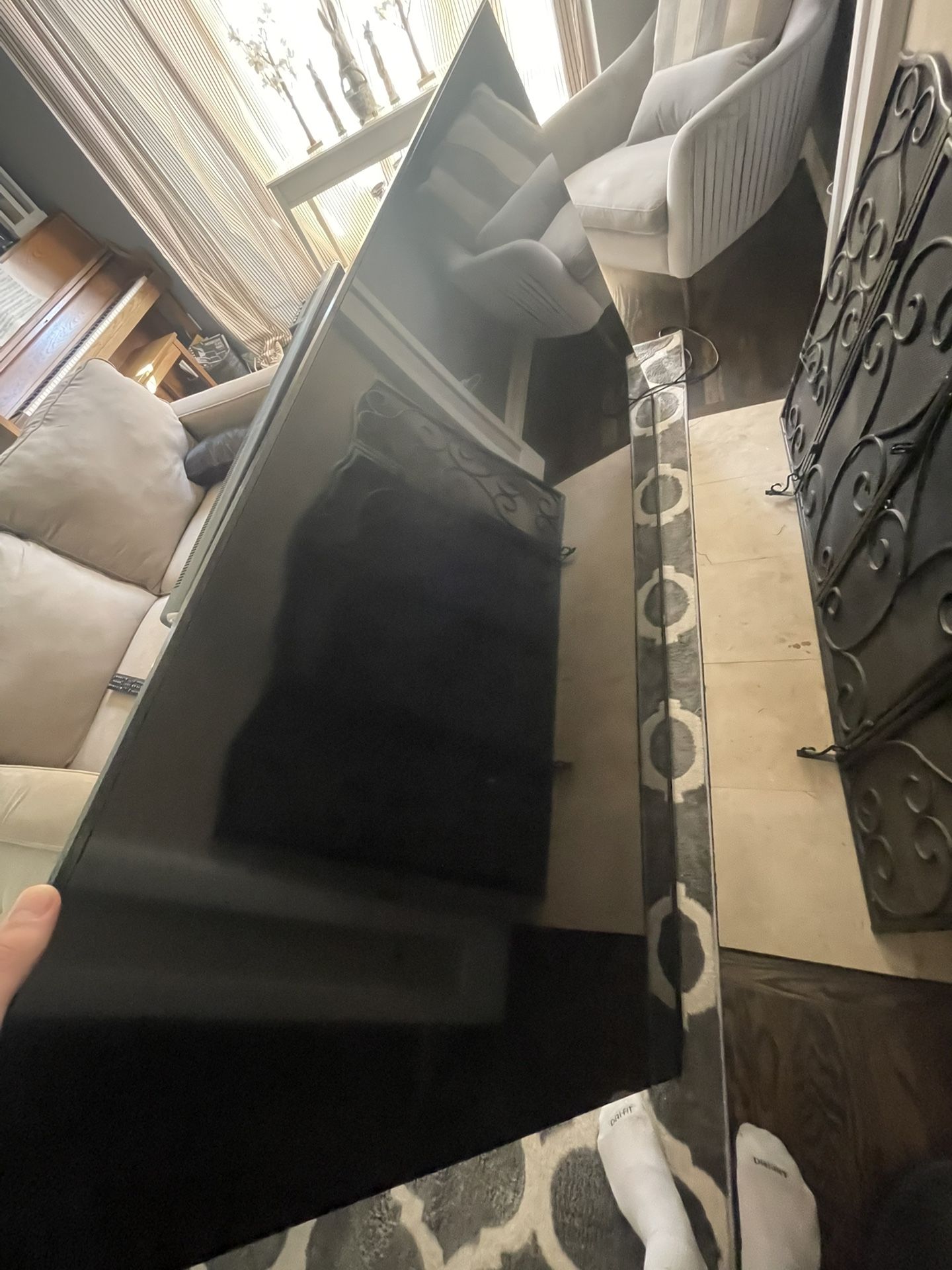 85’ Hisense TV *TV turns on but no picture* *NEEDS REPAIRS OR USED FOR PARTS*