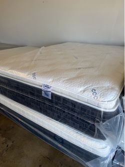 Queen pillow top mattress
