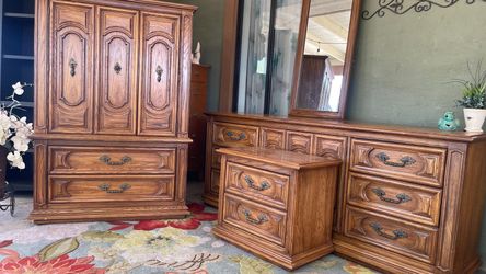Gorgeous Thomasville oak wood dresser set