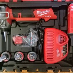 Milwaukee M12 Fuel PEX Expansion Kit 1/2"-1" With RAPID SEAL ProPEX Expander  Heads