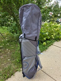 Pebble Beach stand golf bag is designed by Sun Mountain and features a 14-way divider