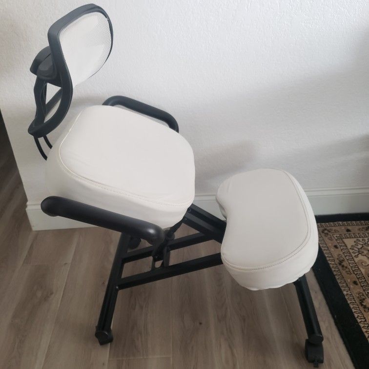 Ergonomic kneeling chair