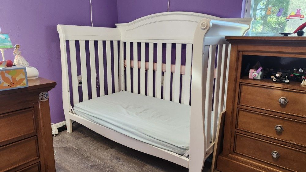 Lancaster Delta in Crib W/mattress and Daybed Conversion