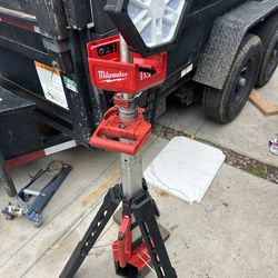 Milwaukee rocket tower lamp