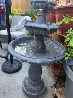 Fuente con luces es de plástico maziso