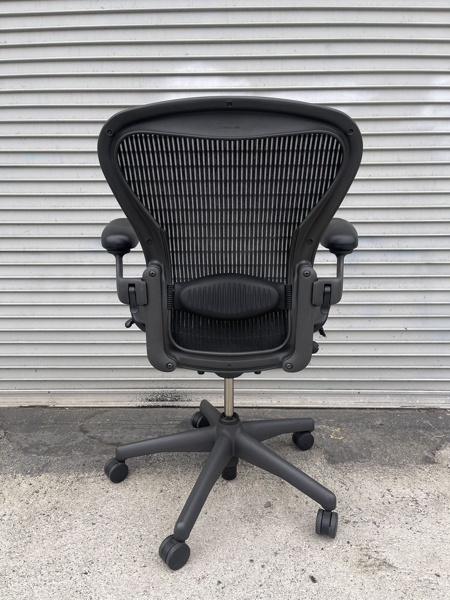 HERMAN MILLER CLASSIC AERON SIZE B CHAIR FULLY ADJUSTABLE ARMS DELIVERY AVAILABLE FOR A FEE