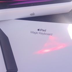12.9 -inch Ipad Pro Wifi 256GB & Magic Keyboard 