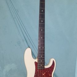 Fender Precision Bass MIM with SKB Molded Flight Case with Key