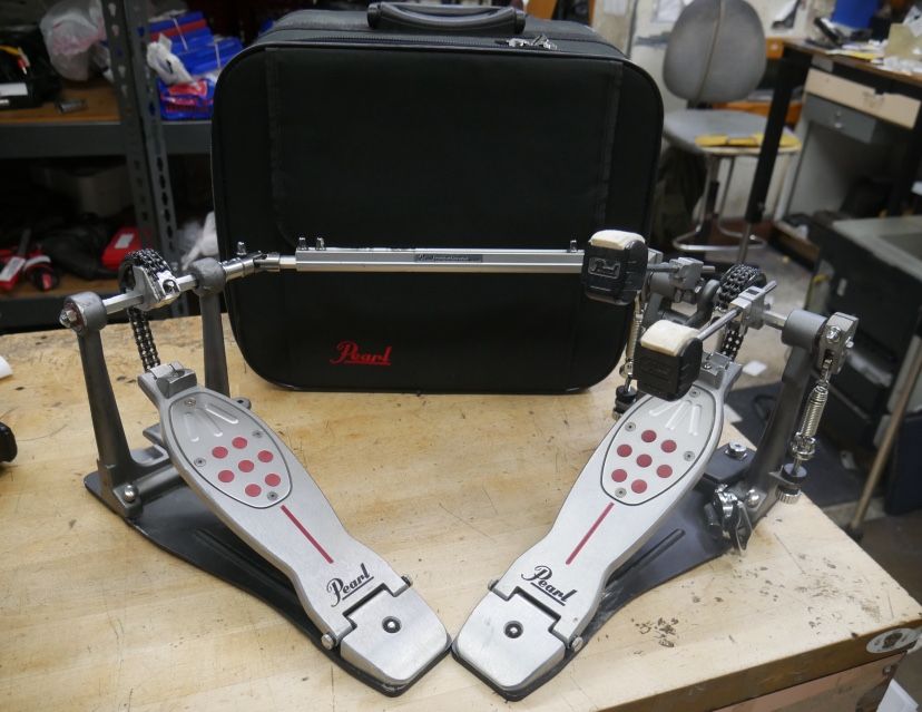 PEARL  DOUBLE BASS DRUM PEDAL WITH HARD CASE PRE OWNED. TESTED. IN A GOOD WORKING ORDER. 