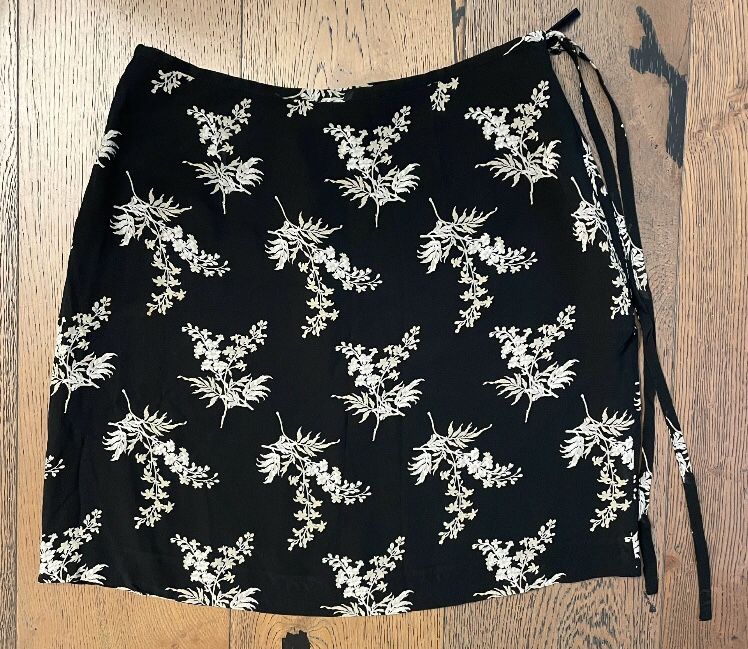 Banana Republic Black Floral Rayon Mini Short Skirt  14w by 18L size 8