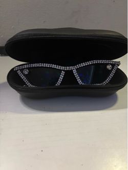 Glamourous Sunglasses with Cleaning Cloth