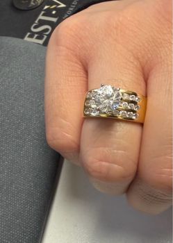 Beautiful Yellow Gold Engagement Ring. 8.2 grams. 7.5 size
