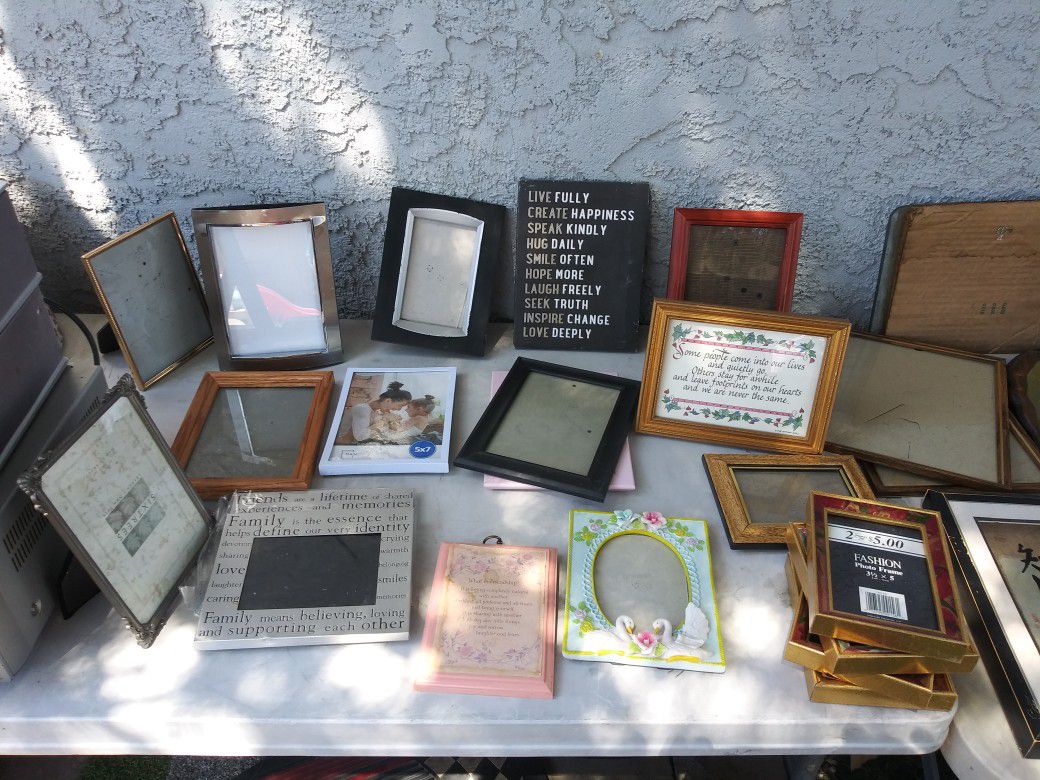 Cuadros para fotos y de pared. $2-$3 each. Wall Picture and Pictures frame