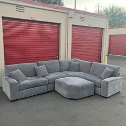 Large Gray Sectional w/Ottoman 