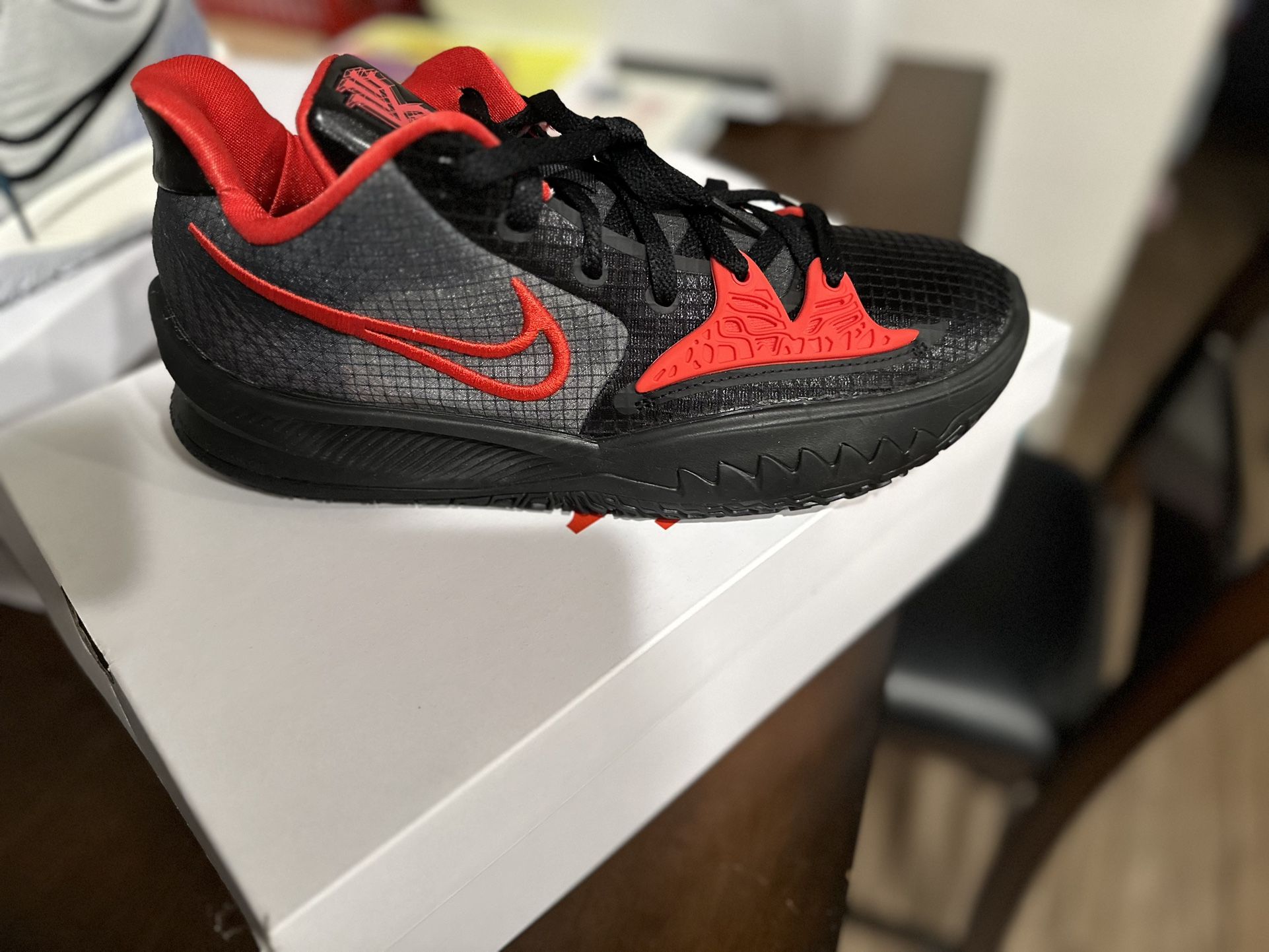 Nike Kyrie 4 Low Bred Brand New Black/red
