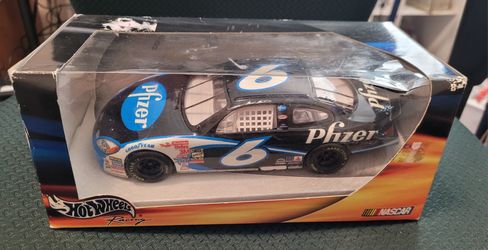 2000 Nascar Racing Hot Wheels Collectible in Box Mark Martin #6 Pfizer 1:24