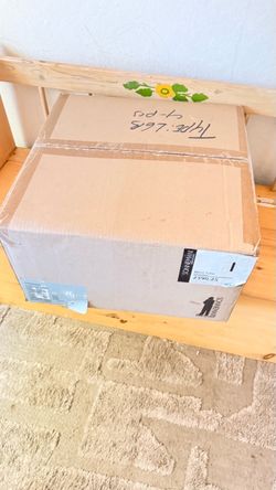 Lámparas lujosas las cajas están sin abrir